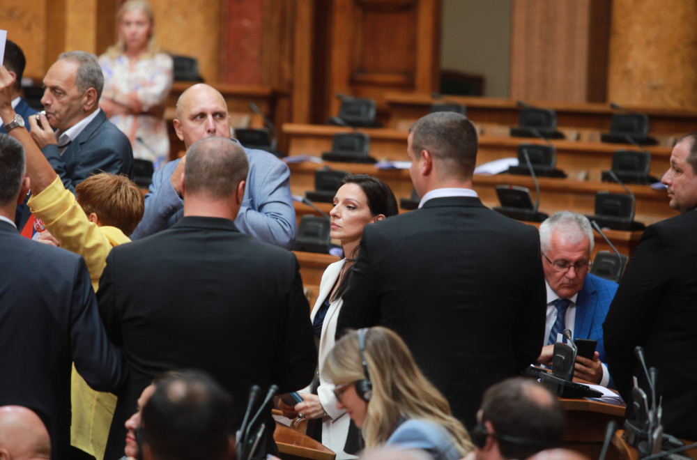Nasilje opozicije u Skupštini: "Opozicija je protiv Srbije, njihova politika je politika nasilništva" VIDEO
