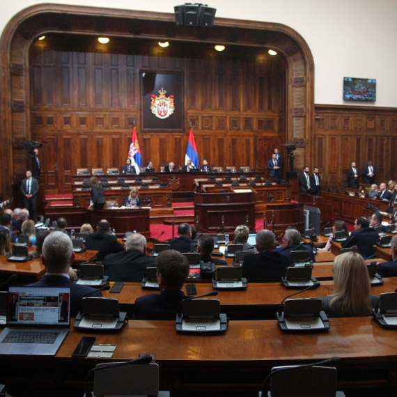 Opozicija niže skandale u Skupštini: Aleksić nasrnuo na obezbeđenje; Vređaju Radenovića, psuju i urlaju VIDEO