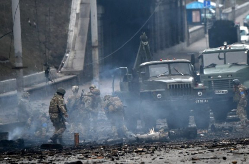 Penzioner se zakucao u vojni autobus: Stradao vozač automobila, devet ruskih vojnika povređeno