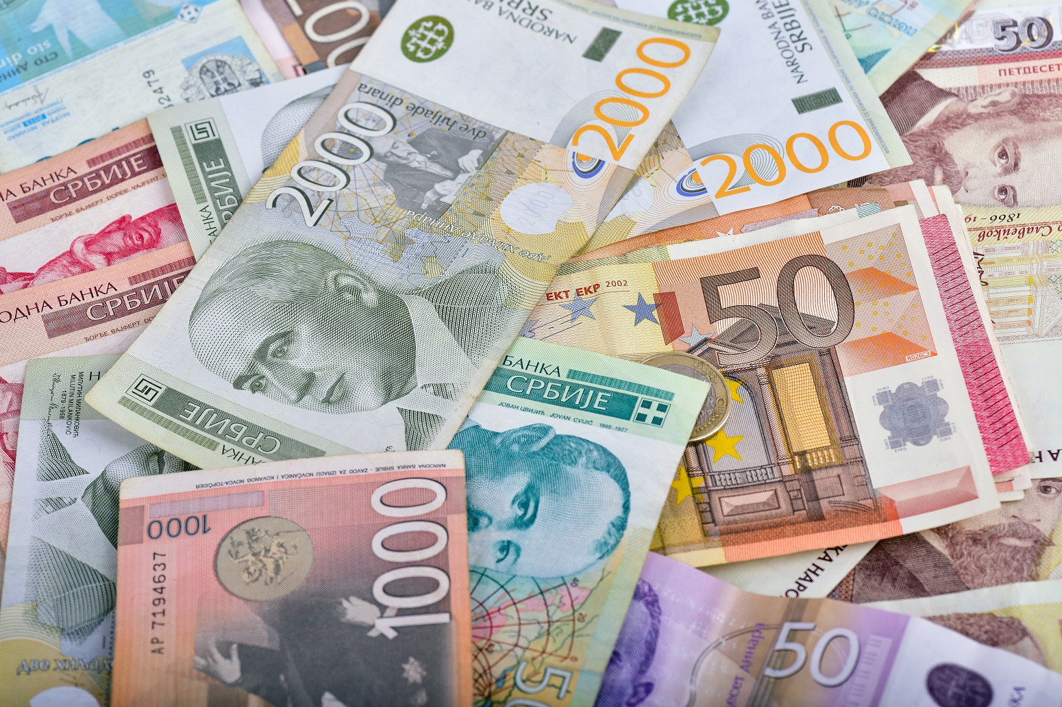 Važna pomoć i isplate za građane: Veće plate i penzije; Raste i minimalac na 600 evra