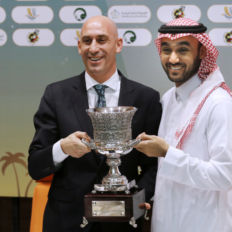 Šamar španskom fudbalu  – Rubijales izbegao hapšenje, Pikeova firma pod istragom