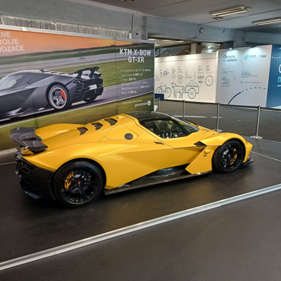 U Beograd stigao trkački bolid koji ima dozvolu da se vozi po ulicama FOTO