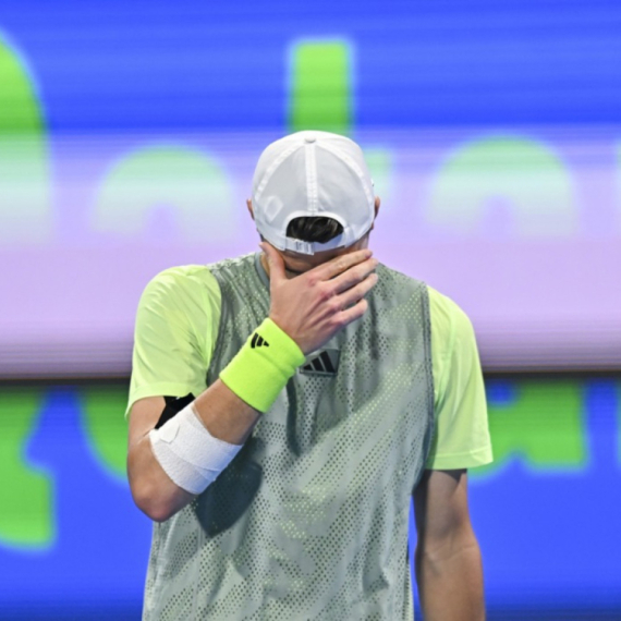 Svi se pitaju kako ovo nije diskvalifikacija – umalo reketom detetu razbio glavu VIDEO