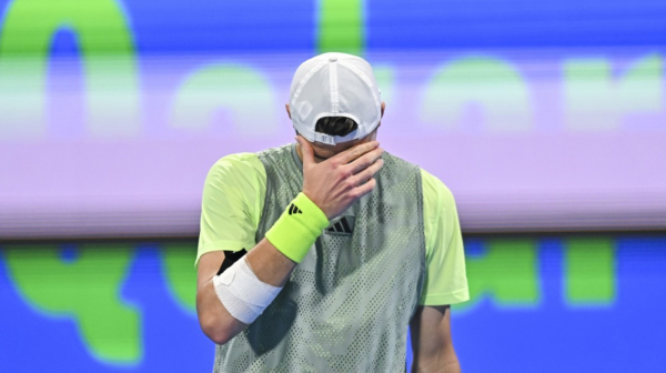 Svi se pitaju kako ovo nije diskvalifikacija – umalo reketom detetu razbio glavu VIDEO