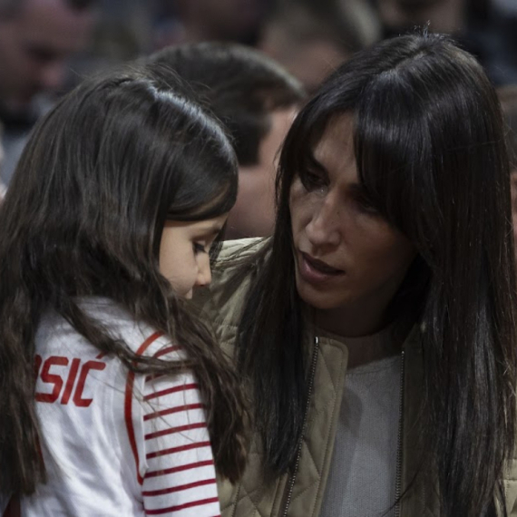 Jelisaveta Orašanin bodrila Miloša Teodosića u Areni FOTO