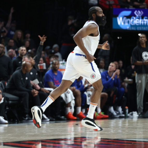 Šta radi Harden i zašto pokušava da izblokira saigrača? VIDEO