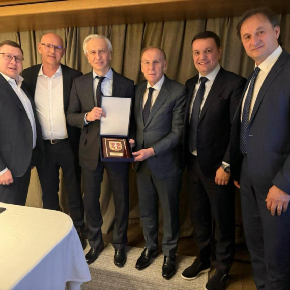 Rusi ugostili predstavnike FSS – Djukov i Džajić razmenili plakete