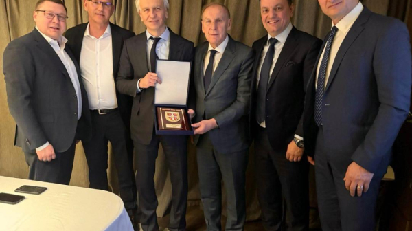 Rusi ugostili predstavnike FSS – Djukov i Džajić razmenili plakete