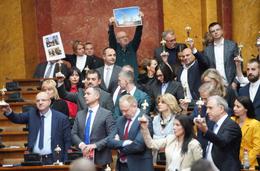 Disgraceful behavior of Djilas' list: They fought, beat and threw toilet paper VIDEO