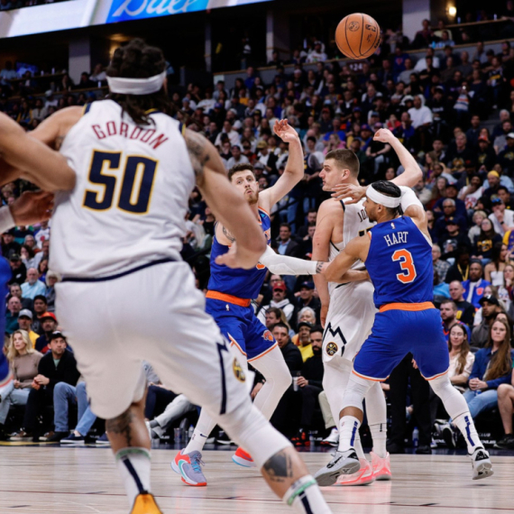 Ne postoji drugo objašnjenje – Jokić ima oči na leđima VIDEO