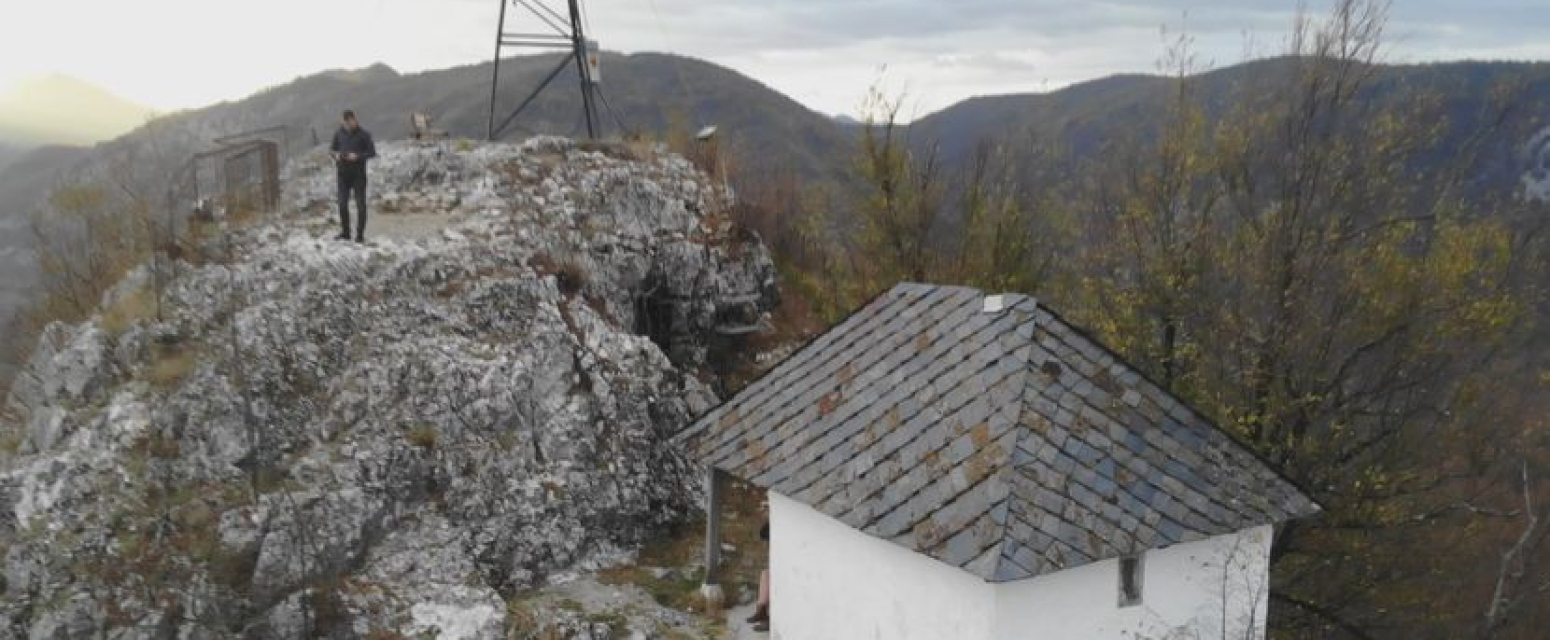 Najmanja crkva u Srbiji: Podignuta na strmoj steni u klisuri FOTO