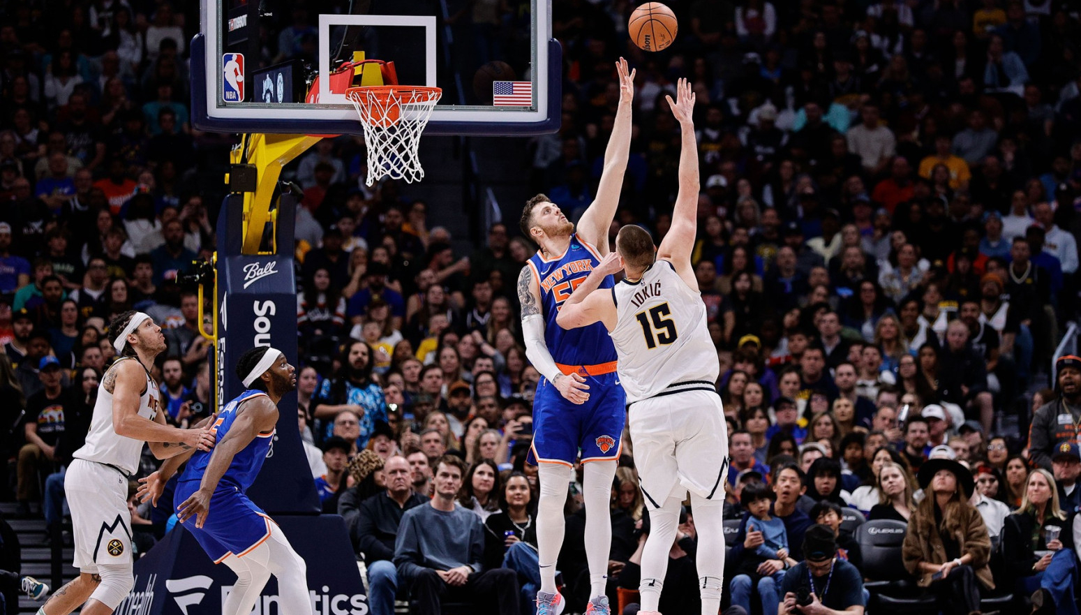 Maestralne asistencije nisu sve od Jokića: Od vrha table, pa u koš – može VIDEO