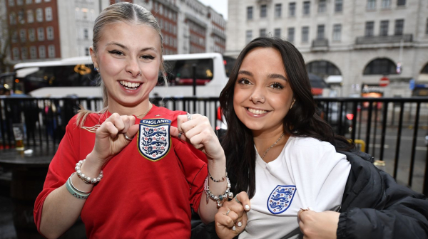 Englezi besni na Najki zbog duginih boja: "Hoće li tri lava zameniti tri mačke?"