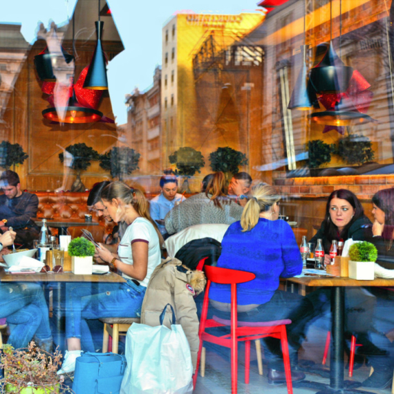 Mladi u Srbiji među najsrećnijim na svetu: "Pune su kafane i kafići" VIDEO