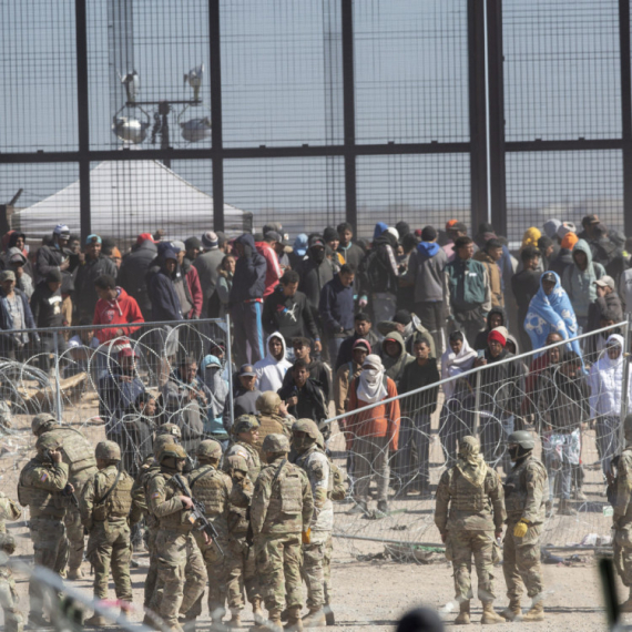 Haotične scene na granici; Probijena ograda VIDEO