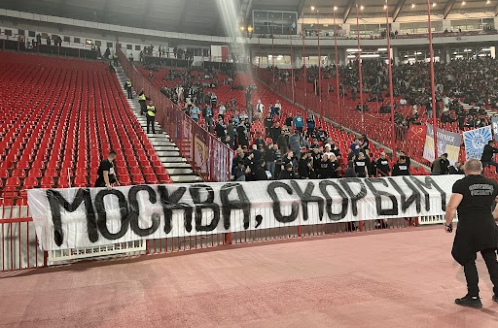 Navijači Zenita sa porukom podrške za Moskvu i trobojkama FOTO