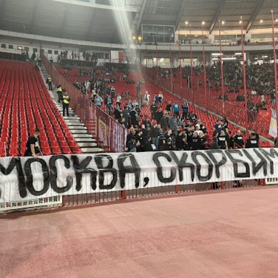 Navijači Zenita sa porukom podrške za Moskvu i trobojkama FOTO