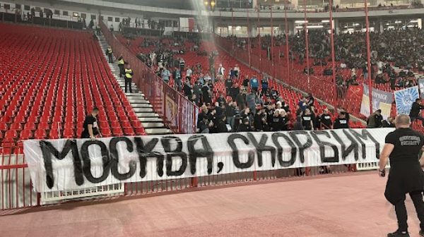 Navijači Zenita sa porukom podrške za Moskvu i trobojkama FOTO