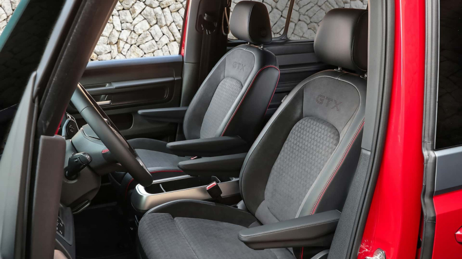 Deda mu je bio miljenik hipika i terorista, a najnoviji VW kombi je snagator na struju