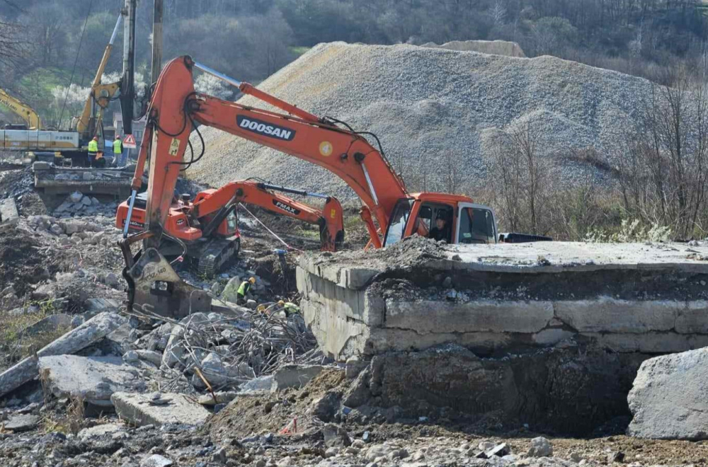 Srušen dotrajali most u Lučanima: Niče novi preko reke Bjelice