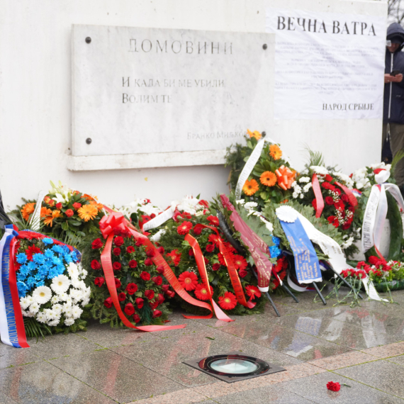 Položeni venci na spomenik svim žrtvama NATO agresije "Večna vatra" FOTO