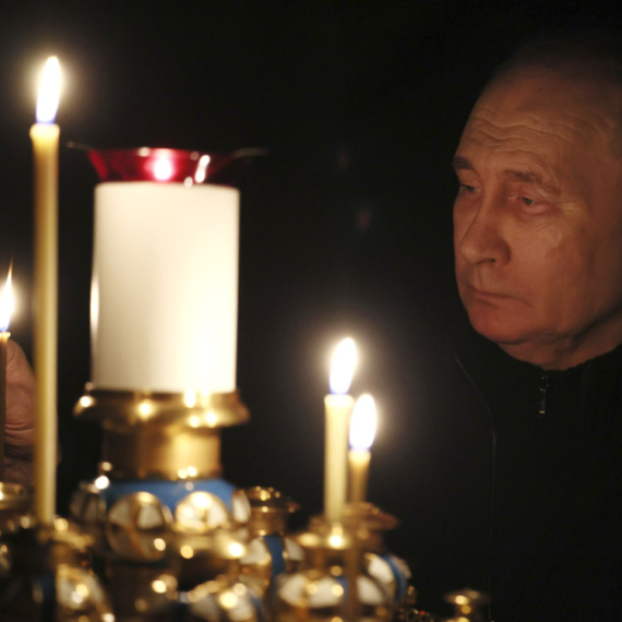 Putin upalio sveću... VIDEO