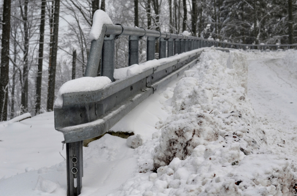 Auto proklizao pa završio na krovu FOTO