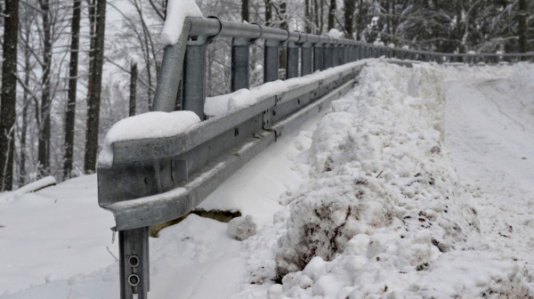 Obustava saobraćaja na Iriškom vencu: Ekipe neprestano čiste snežne nanose