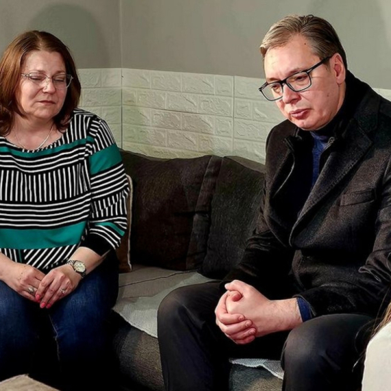 Vučić u Kuršumliji: Ugostila ga porodica Tošović na čiju je kuću pala bomba za vreme NATO agresije FOTO