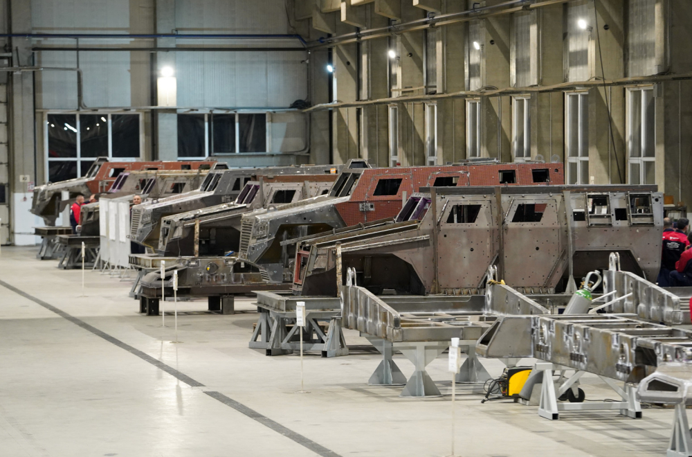 Ovo je prosečna plata u fabrici oklopnih vozila: Vučić najavio i dodatno povećanje FOTO