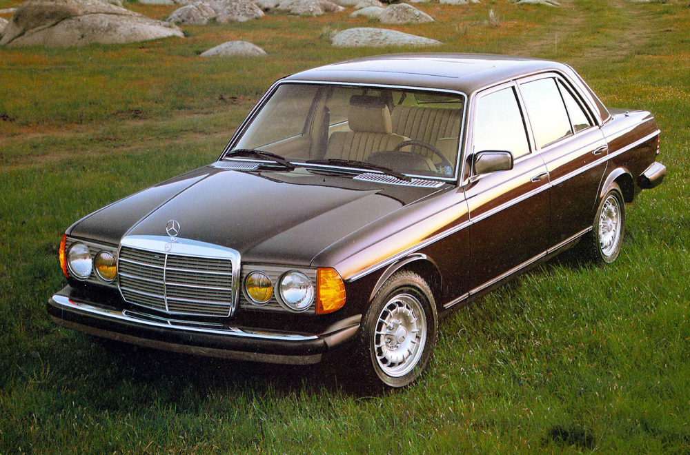 Dirljiva posveta preminulom bratu: Napravio nadgrobni spomenik u obliku Mercedesa FOTO