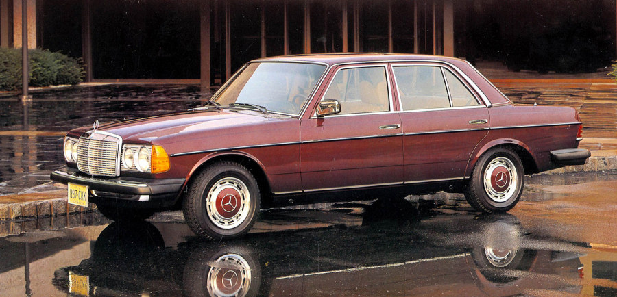 Dirljiva posveta preminulom bratu: Napravio nadgrobni spomenik u obliku Mercedesa FOTO