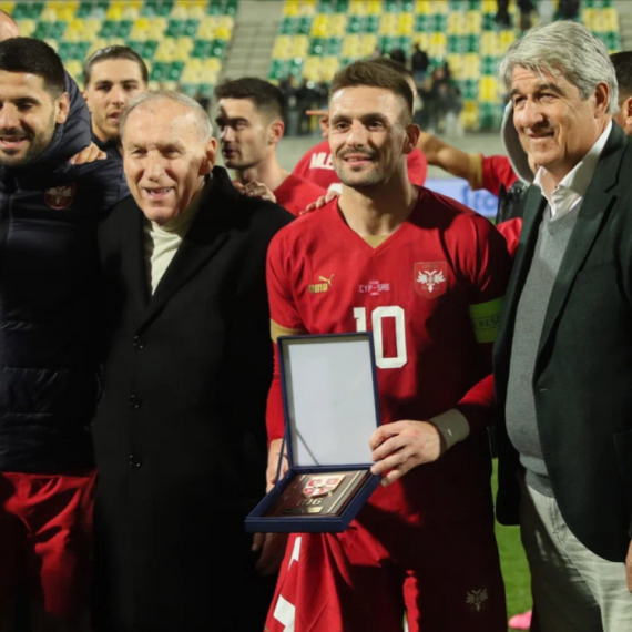 Zlatna plaketa i dres sa brojem 106 za kapitena Dušana Tadića VIDEO