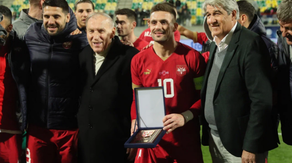 Zlatna plaketa i dres sa brojem 106 za kapitena Dušana Tadića VIDEO