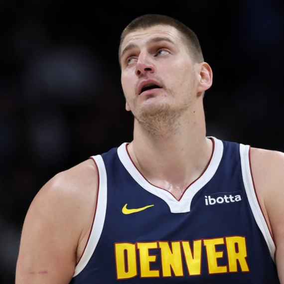 Navijači besni – "suspendujte Jokića!" FOTO