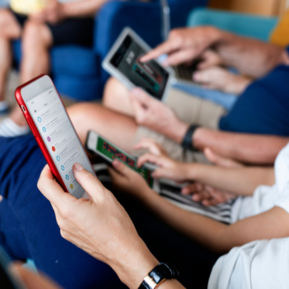 Deca mlađa od 14 godina neće smeti da imaju društvene mreže