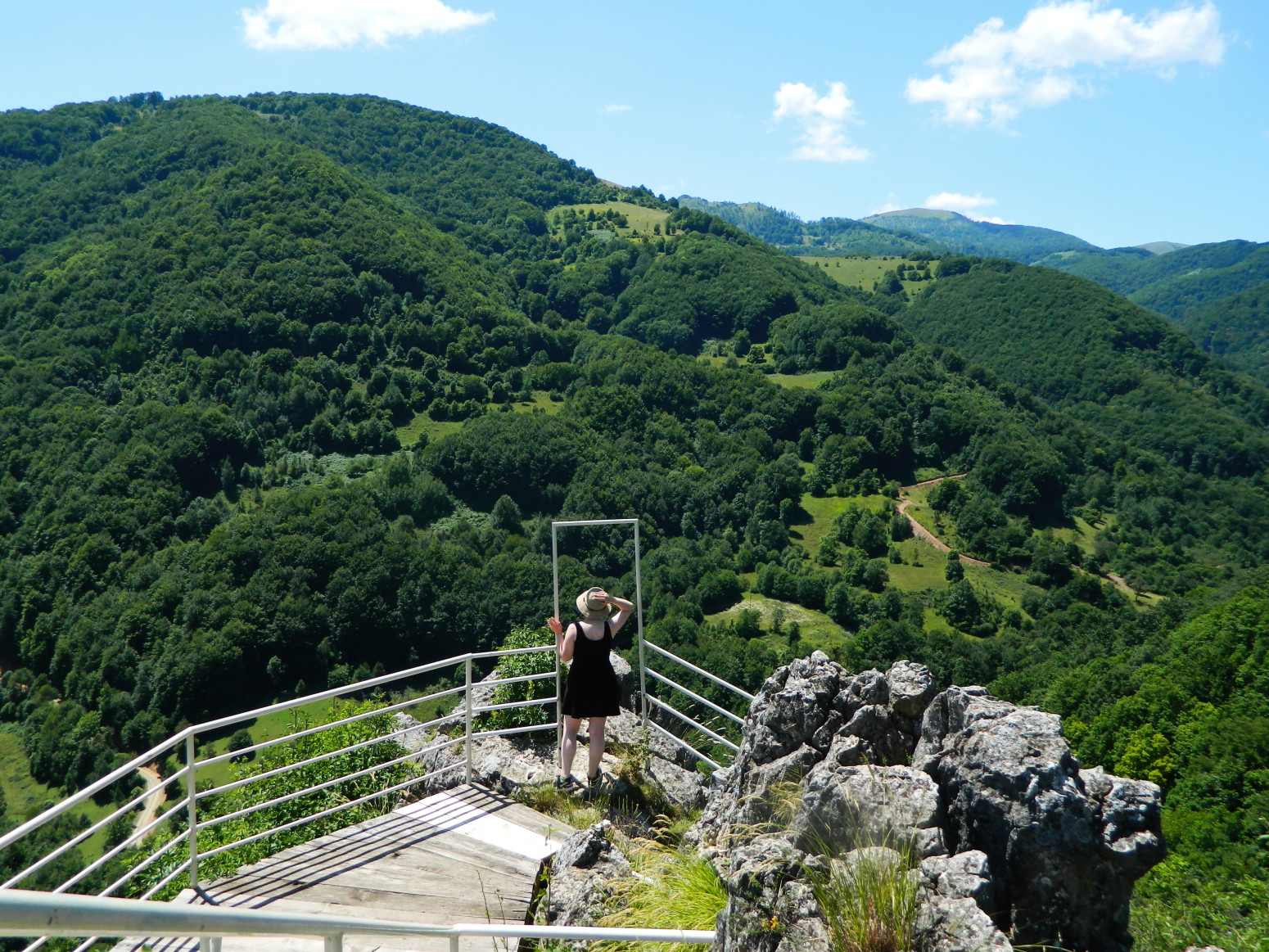 Voda dostiže 65 stepeni, a noćenje od 2.000 dinara: Ova banja je raj za odmor i oporavak FOTO