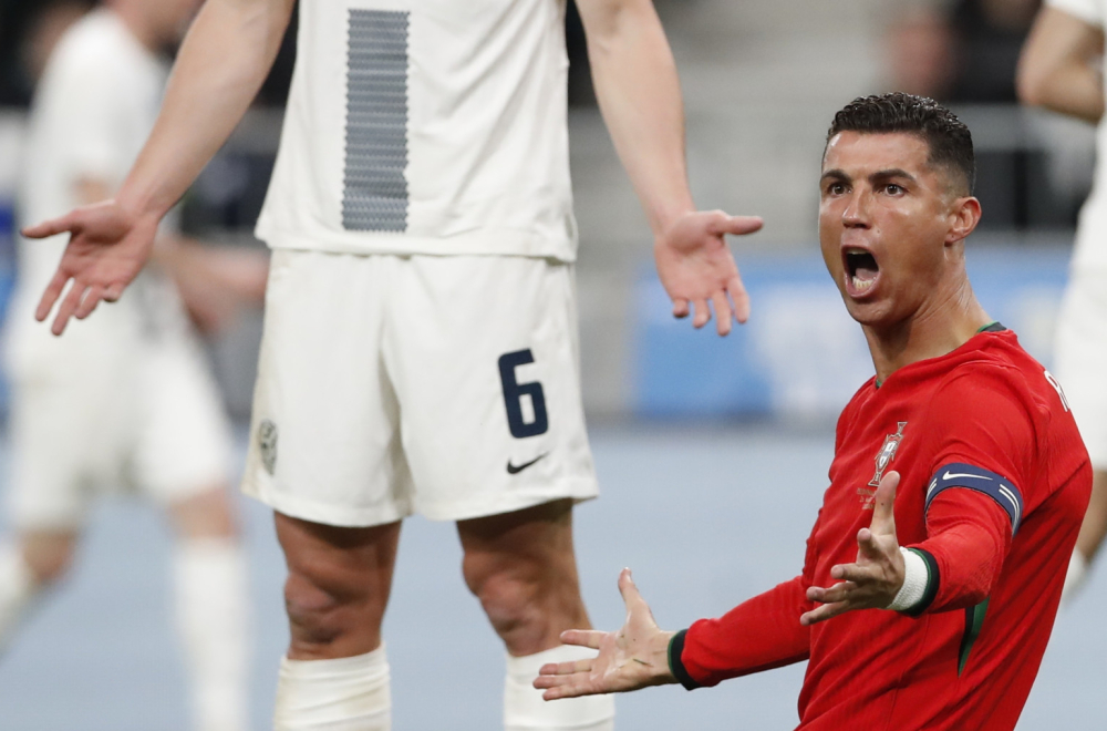 Ronaldo nema mira u Ljubljani: Navijač uleteo na teren da napravi selfi VIDEO