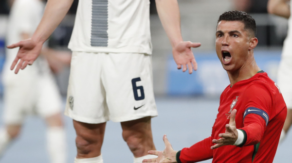Ronaldo nema mira u Ljubljani: Navijač uleteo na teren da napravi selfi VIDEO