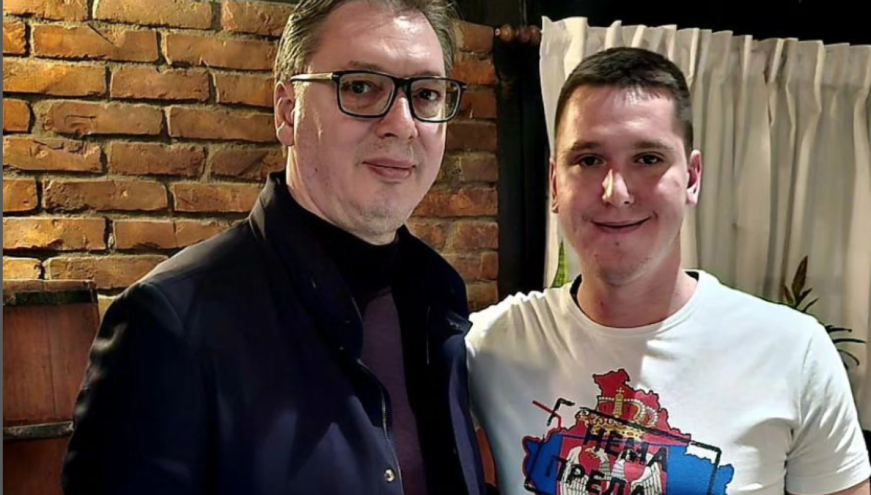 Vučić sa starijim sinom: Nema predaje FOTO