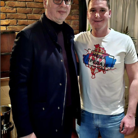 Vučić sa starijim sinom: Nema predaje FOTO