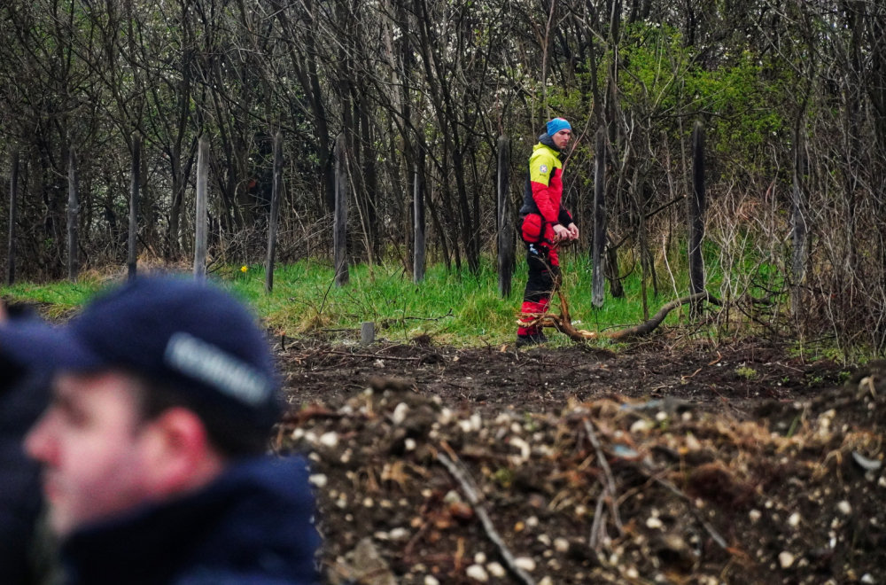 Bor under roadblocks; Emergency services fear for Danka's life; The police check every car; Helicopters raised