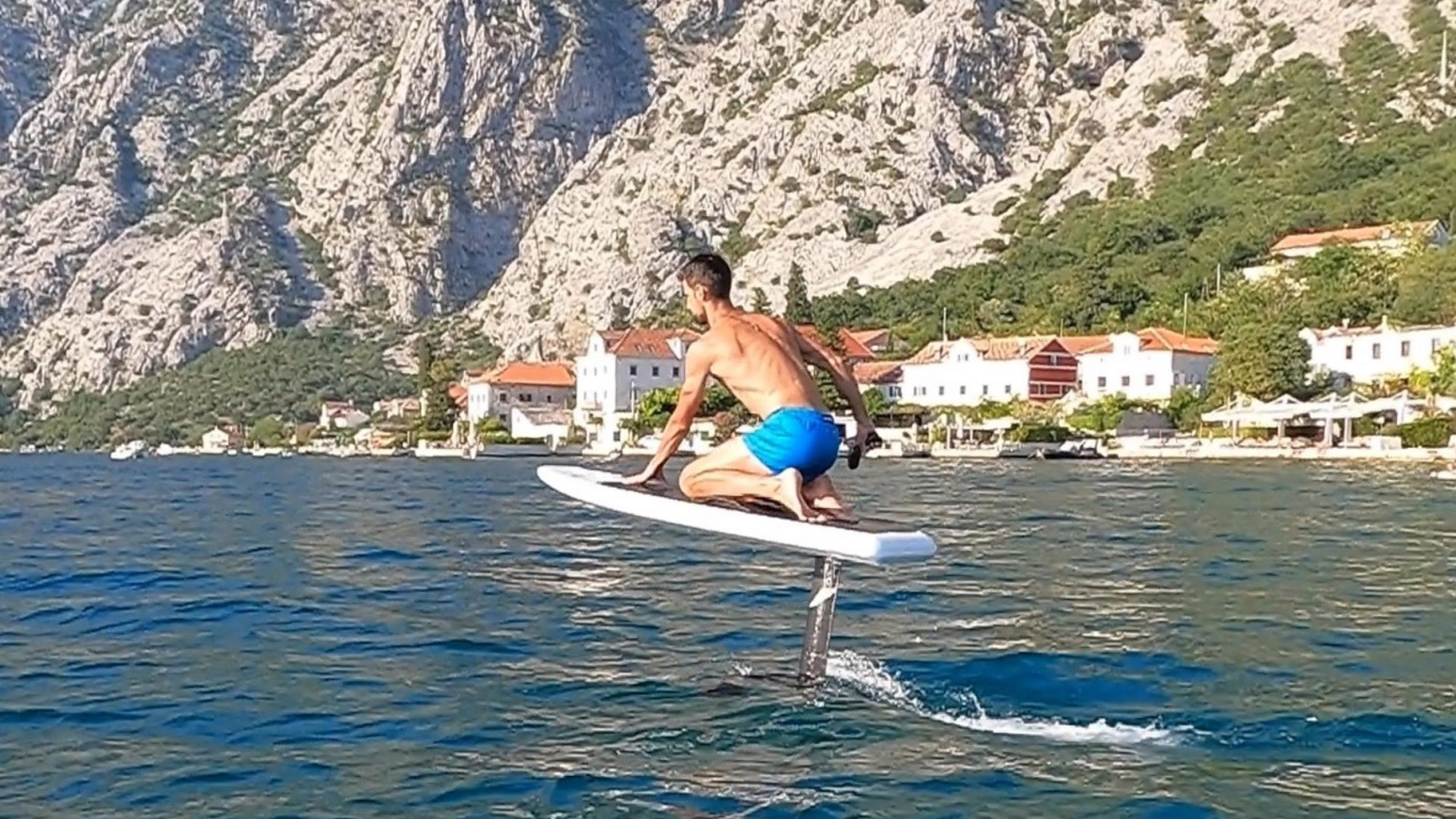 Novak Đoković i foil surfing: Teniski šampion „lebdi na vodi"