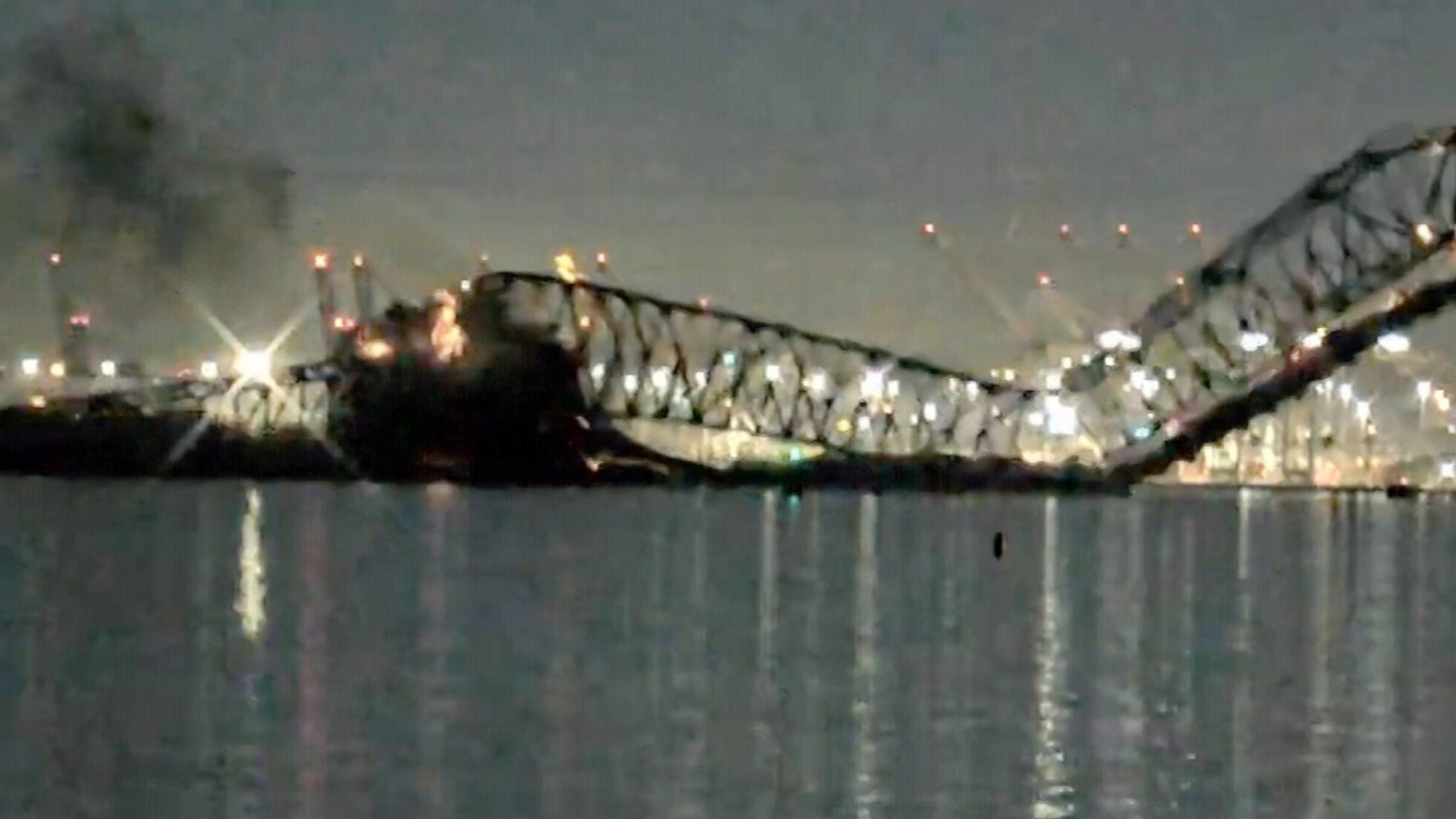 Trenutak kada se veliki most u Baltimoru urušio nakon što je u njega udario brod