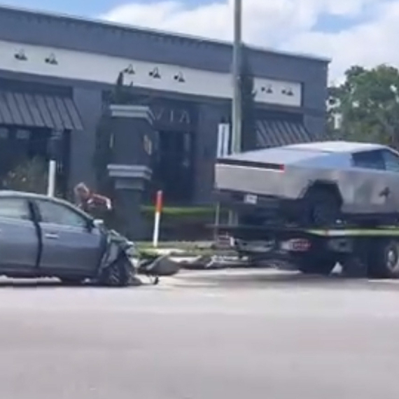 Cybertruck rasturio limuzinu: Prvi sudar Teslinog pikapa otvara brojna pitanja FOTO/VIDEO