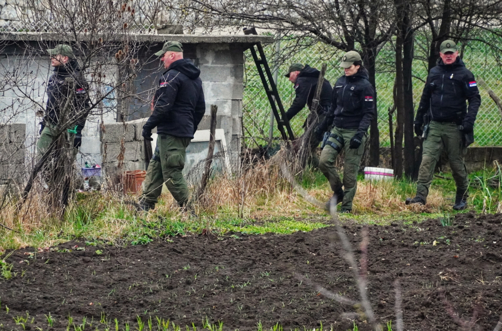 Policemen with shovels headed towards the house where Danka disappeared VIDEO