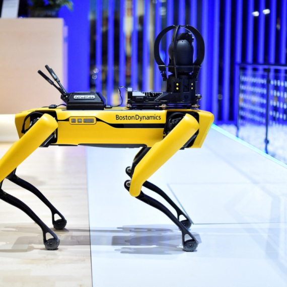 Prvi zabeleženi slučaj: Upucan policijski robopas