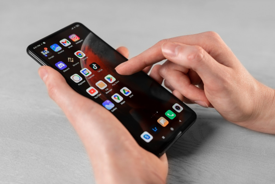 Da li carinik sme da traži otključavanje mobilnog telefona i čita vaše poruke: Šta kaže zakon?