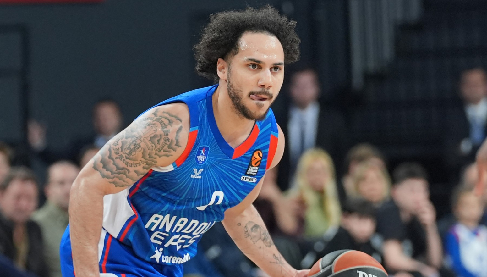 Efes lako srušio Baskoniju, Larkinovih 28, pet poena Marinkovića