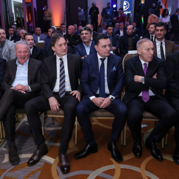 Član šampionske generacije Vojvodine i Crvene zvezde uručuje trofej Kupa